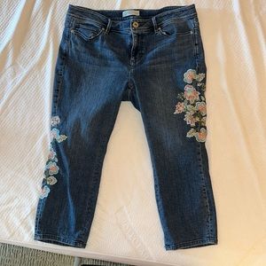 Cute embroidered cropped capri jeans.